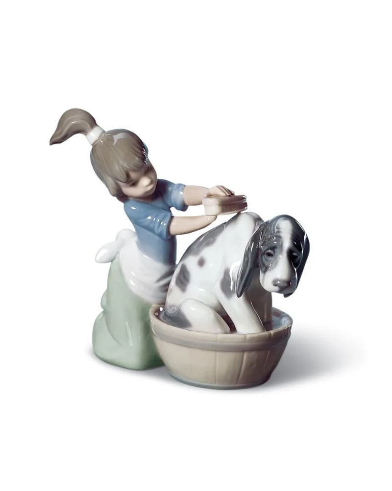 Figura niña Lavando al perro Figura niña Lavando al perro