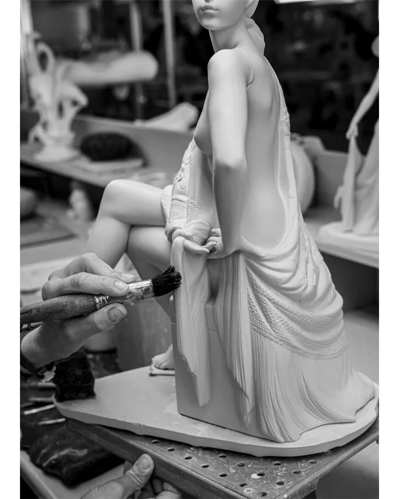 Escultura Desnudo con mantón. Metalizado
